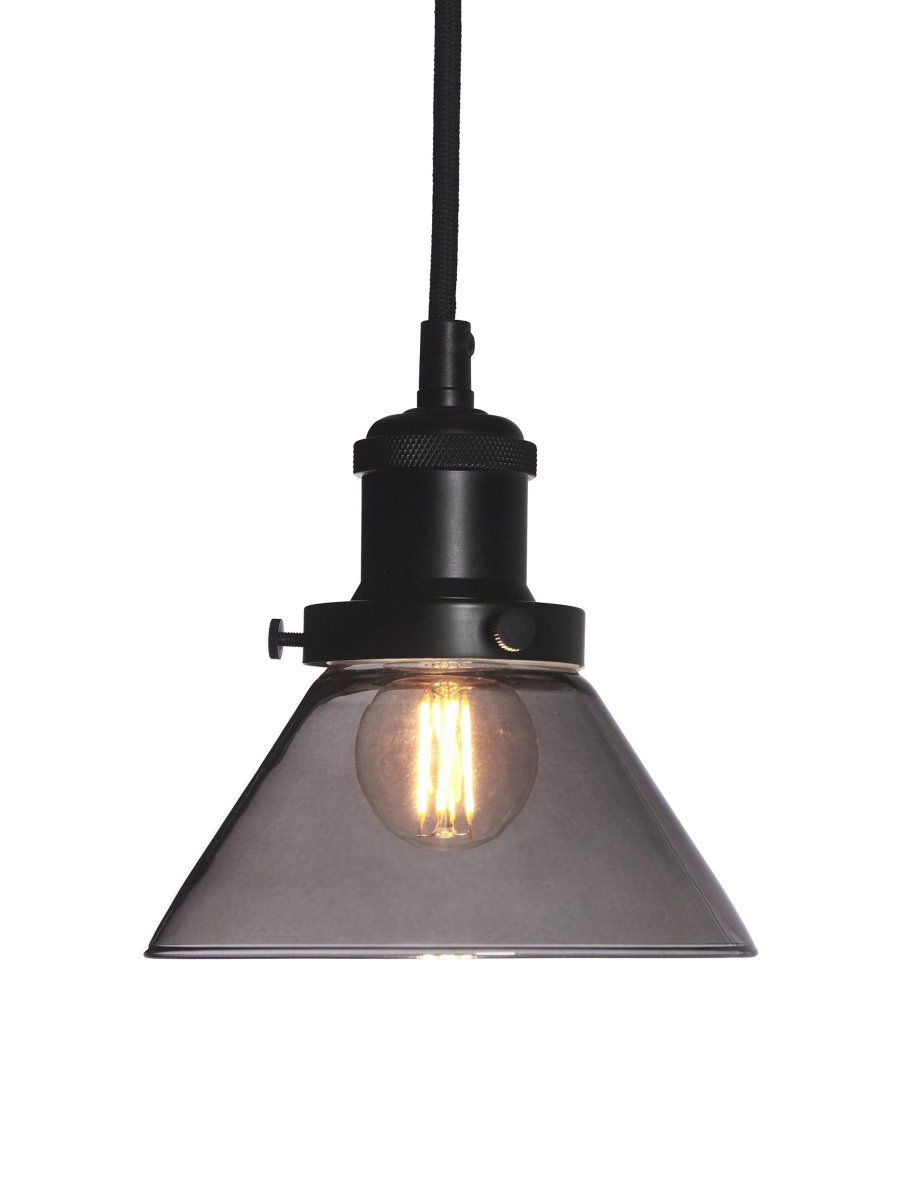 August Ø15 Negro lámpara de ventana De PR Home - La lámpara se entrega con un cable textil negro de 3 metros de largo y tiene un enchufe de pared y un interruptor de encendido.