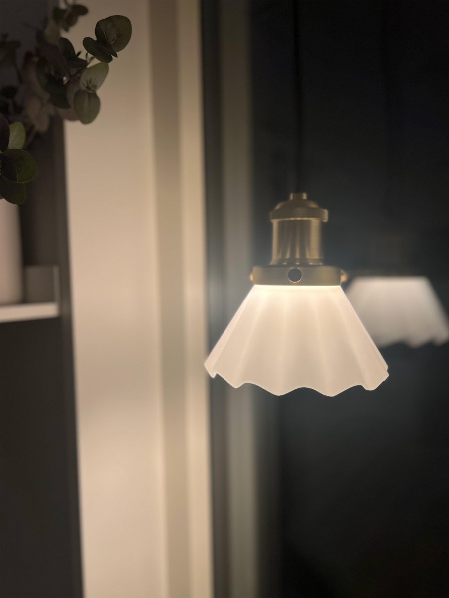 August Ø15 Blanco lámpara de ventana De PR Home - La lámpara se entrega con un cable textil negro de 3 metros de largo y tiene un enchufe de pared y un interruptor de encendido.
