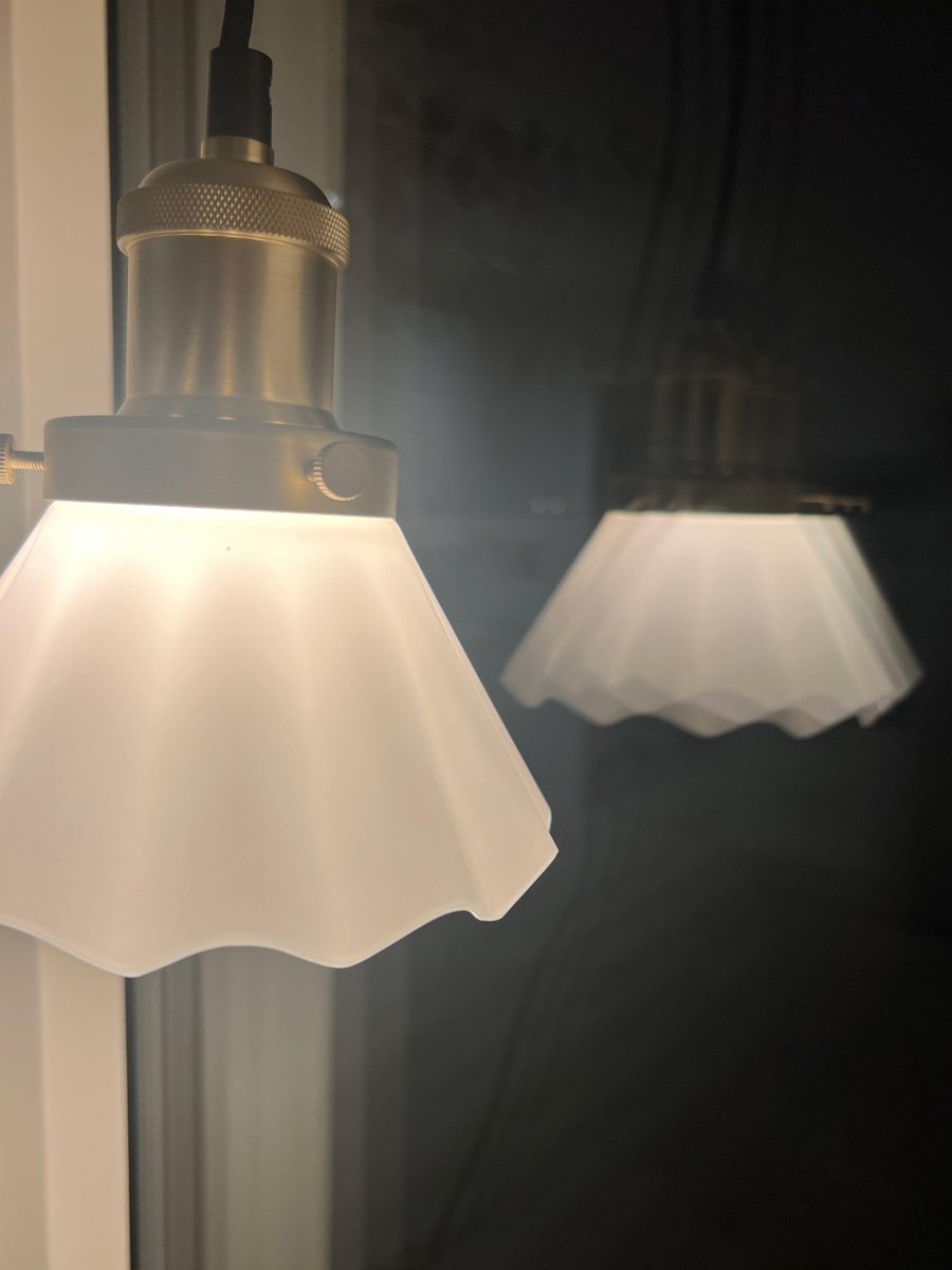 August Ø15 Blanco lámpara de ventana De PR Home - La lámpara se entrega con un cable textil negro de 3 metros de largo y tiene un enchufe de pared y un interruptor de encendido.