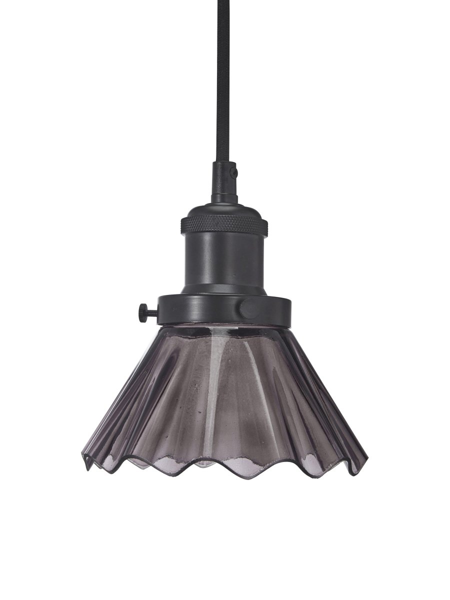 August Ø15 Negro lámpara de ventana De PR Home - La lámpara se entrega con un cable textil negro de 3 metros de largo y tiene un enchufe de pared y un interruptor de encendido.