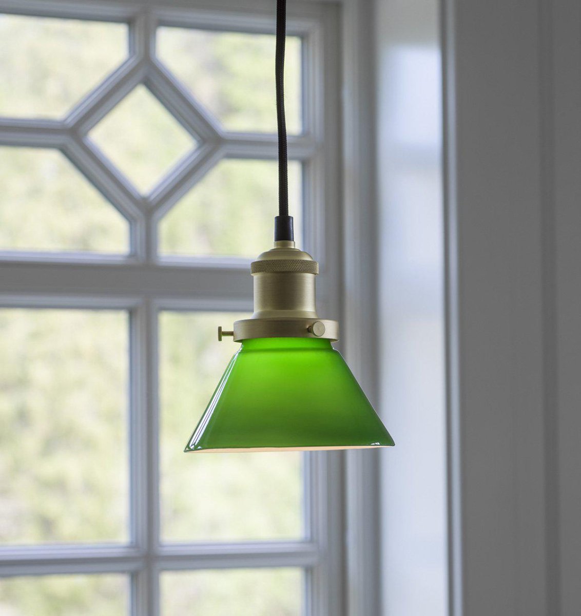 August Ø15 Verde lámpara de ventana De PR Home - La l&aacute;mpara se entrega con un cable textil negro de 3 metros de largo y tiene un enchufe de pared y un interruptor de encendido.