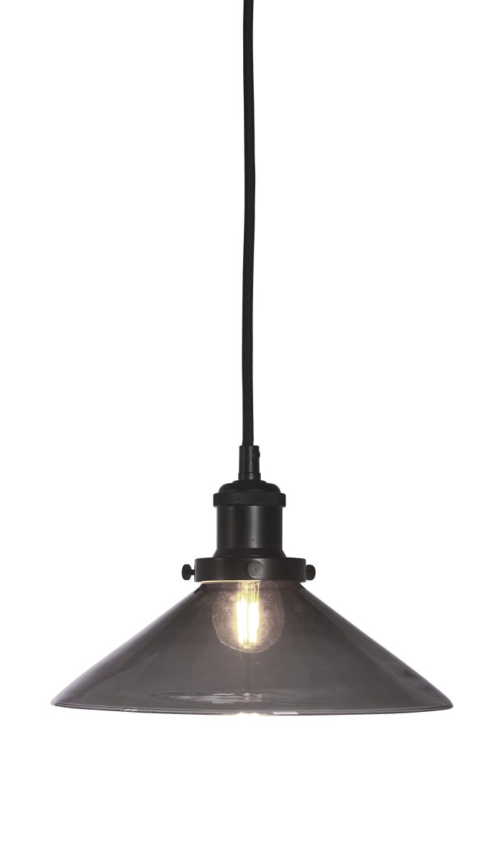 August Ø25 Negro lámpara de ventana De PR Home - La l&aacute;mpara se entrega con un cable textil negro de 3 metros de largo y tiene un enchufe de pared y un interruptor de encendido.