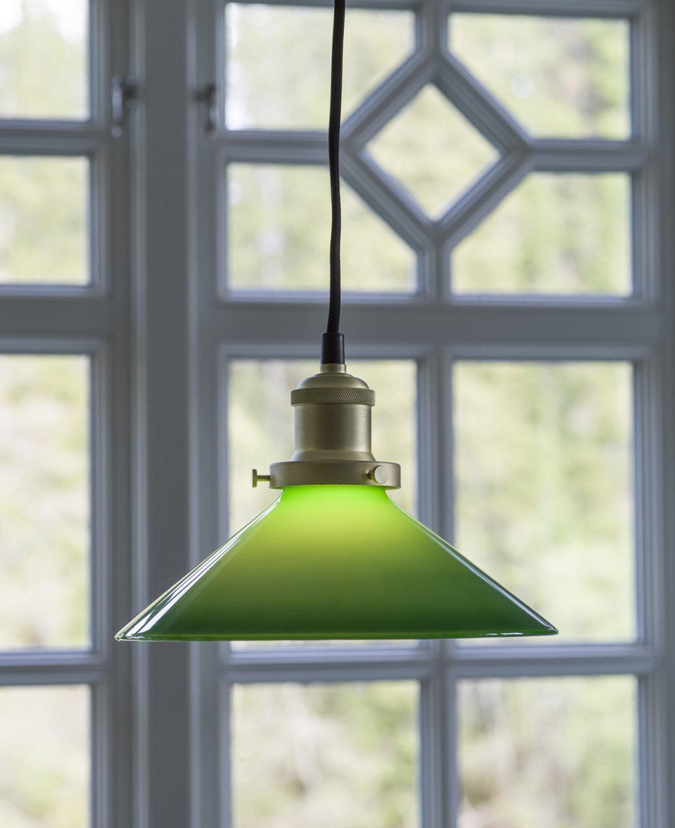 August Ø25 Verde lámpara de ventana De PR Home - La l&aacute;mpara se entrega con un cable textil negro de 3 metros de largo y tiene un enchufe de pared y un interruptor de encendido.