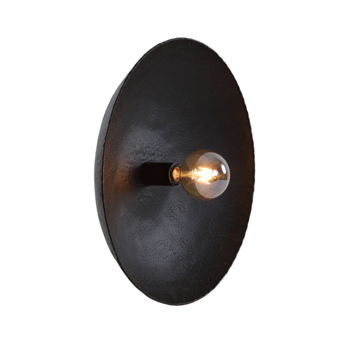 Neva Ø50 Negro lámpara de pared De Light & Living - La elegante lámpara de pared Neva impresiona con su pantalla redonda de metal martillado en negro mate, creando un look industrial.