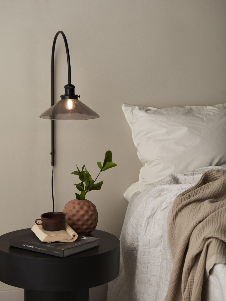 August 25cm Negro lámpara de pared De PR Home - Cable negro de 2 metros de largo con enchufe de pared e interruptor de encendido, a 55 cm de la parte inferior del soporte metálico.