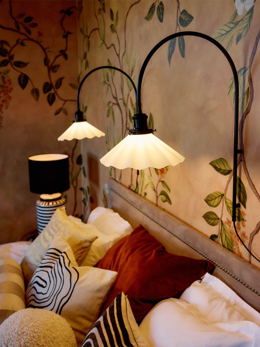 August 25cm En blanco y negro lámpara de pared De PR Home - Cable negro de 2 metros de largo con enchufe de pared e interruptor de encendido, a 55 cm de la parte inferior del soporte metálico.