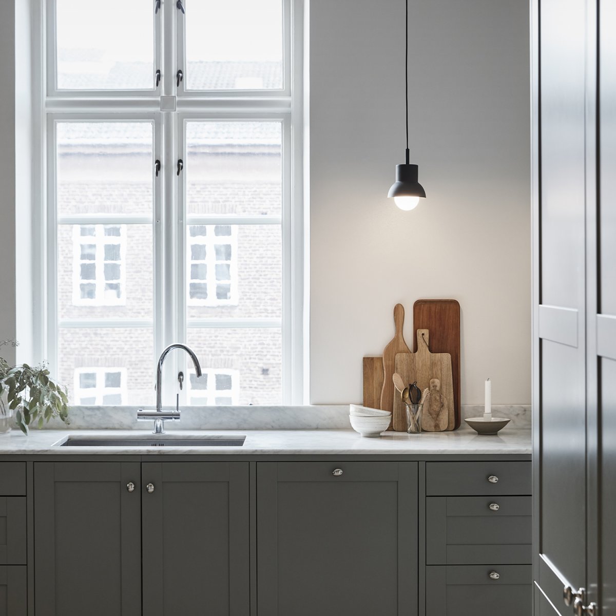 Down Ø15 Antracita Lámpas de techo De CO Bankeryd - Para que el diseño de la lámpara se destaque de forma óptima, recomendamos elegir una fuente de luz globo con un diámetro de 95 cm.