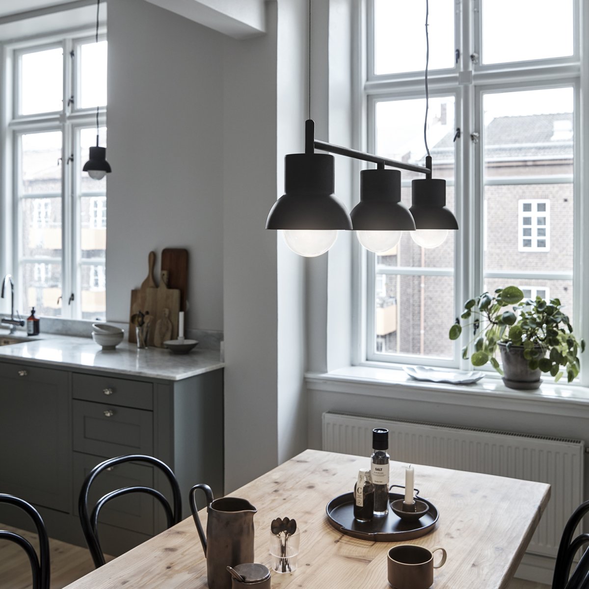 Down Long 82cm Antracita Lámpas de techo De CO Bankeryd - Para que el diseño de la lámpara se destaque de forma óptima, recomendamos elegir una fuente de luz globo con un diámetro de 95 cm.