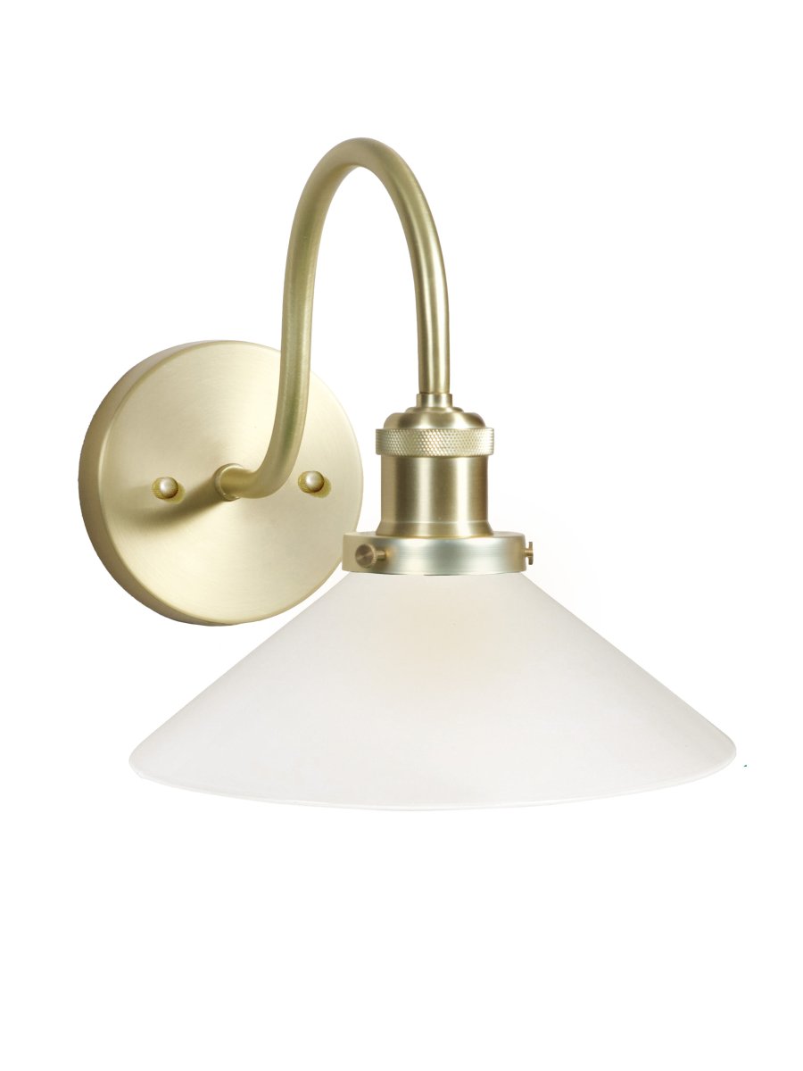 August 38cm Latón/blanco lámpara de baño De PR Home - Este aplique de estilo zapatero fue dise&ntilde;ado espec&iacute;ficamente para ba&ntilde;os y cuenta con una elegante pantalla de vidrio de 25 cm de di&aacute;metro que difunde la luz de forma suave y uniforme.