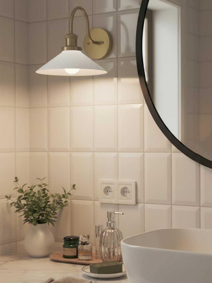 August 38cm Latón/blanco lámpara de baño De PR Home - Este aplique de estilo zapatero fue dise&ntilde;ado espec&iacute;ficamente para ba&ntilde;os y cuenta con una elegante pantalla de vidrio de 25 cm de di&aacute;metro que difunde la luz de forma suave y uniforme.