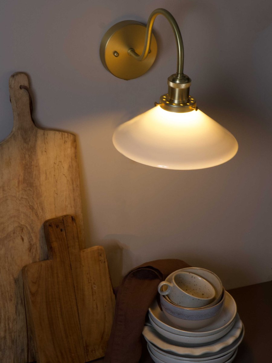 August 38cm Latón/blanco lámpara de baño De PR Home - Este aplique de estilo zapatero fue dise&ntilde;ado espec&iacute;ficamente para ba&ntilde;os y cuenta con una elegante pantalla de vidrio de 25 cm de di&aacute;metro que difunde la luz de forma suave y uniforme.