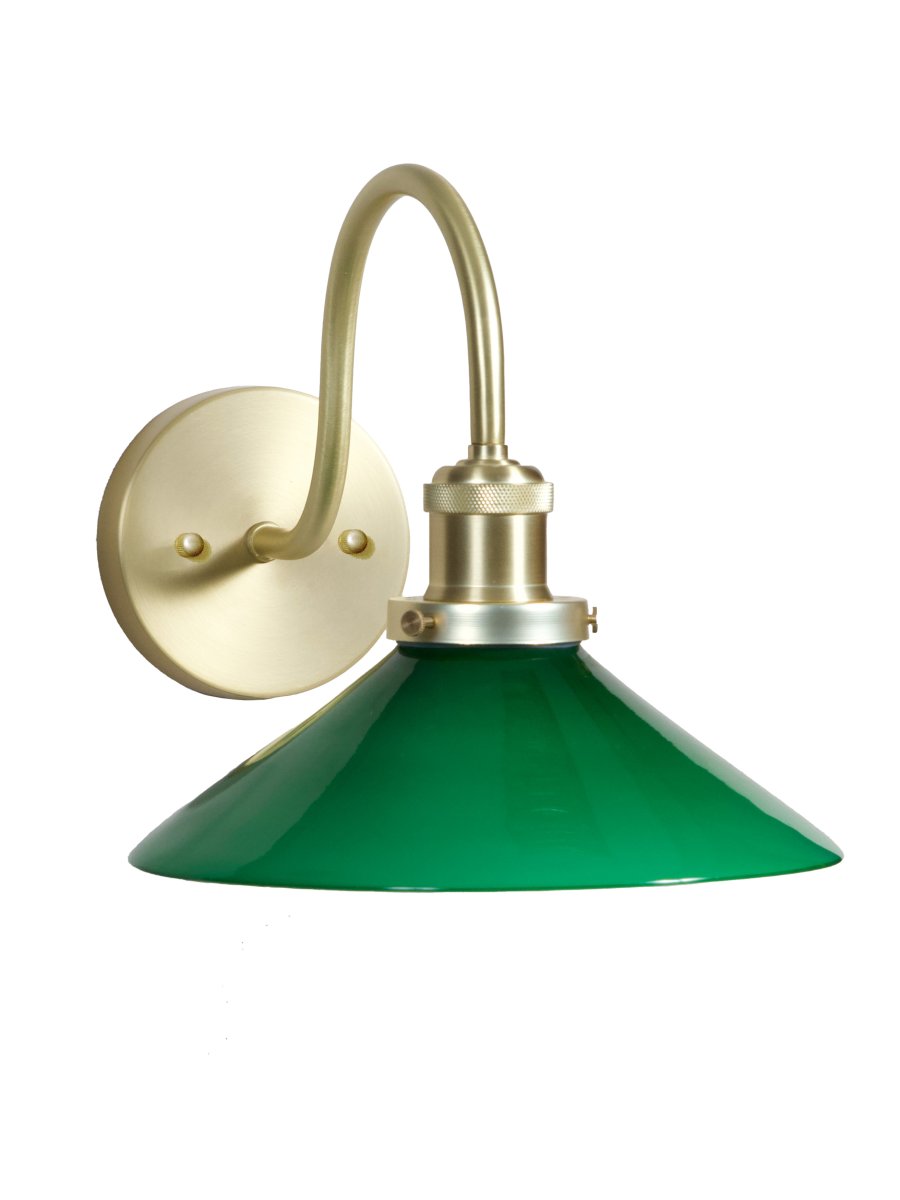 August 38cm Latón/verde lámpara de baño De PR Home - Este aplique de estilo zapatero, dise&ntilde;ado espec&iacute;ficamente para ba&ntilde;os, cuenta con una elegante pantalla de vidrio de 25 cm de di&aacute;metro que difunde la luz de forma suave y uniforme.