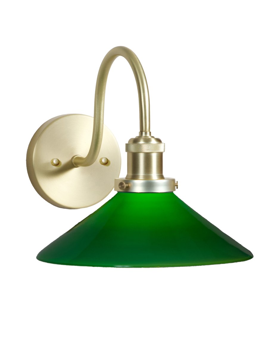 August 38cm Latón/verde lámpara de baño De PR Home - Este aplique de estilo zapatero, dise&ntilde;ado espec&iacute;ficamente para ba&ntilde;os, cuenta con una elegante pantalla de vidrio de 25 cm de di&aacute;metro que difunde la luz de forma suave y uniforme.