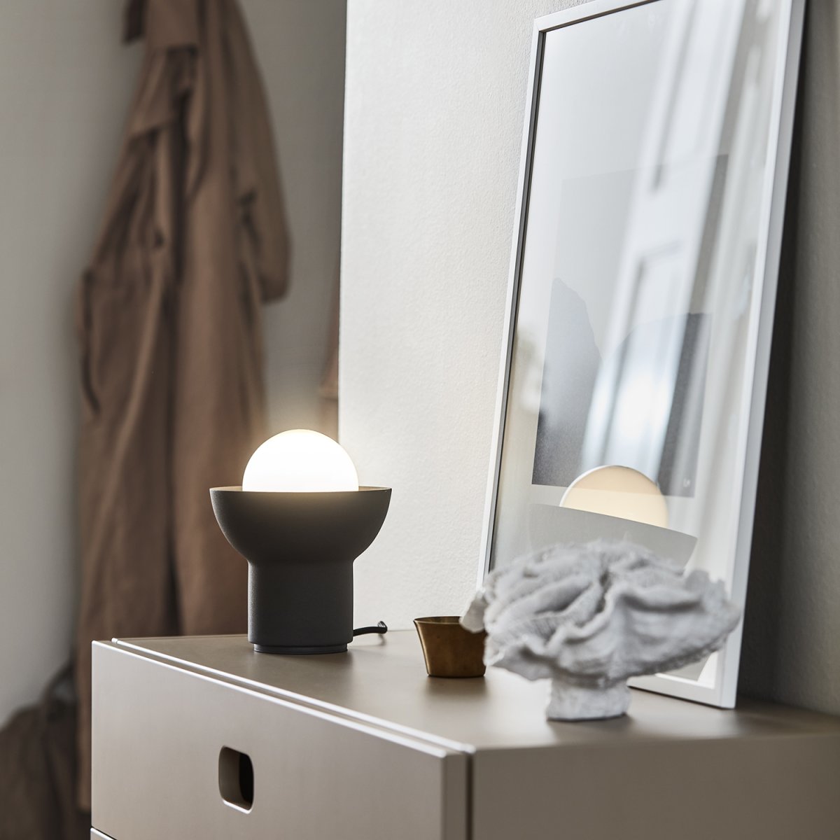 Up 13cm Antracita lámpara de mesa De CO Bankeryd - La lámpara de mesa Up tiene un diseño juvenil y escandinavo, donde la luz dirigida se convierte en parte decorativa de la forma de la lámpara.