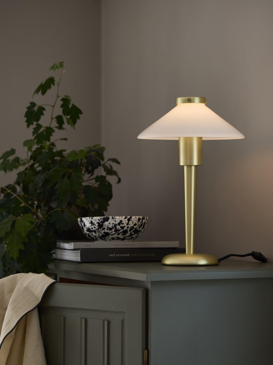 August 34cm Latón lámpara de mesa De PR Home - La fuente de luz está encerrada en un tubo de vidrio que difunde una hermosa luz dentro de la pantalla.