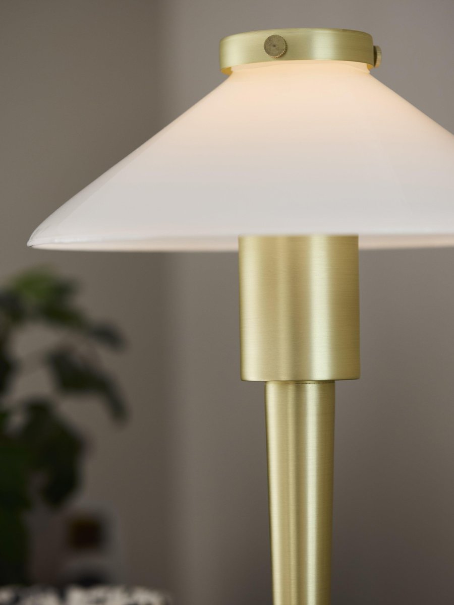 August 34cm Latón lámpara de mesa De PR Home - La fuente de luz está encerrada en un tubo de vidrio que difunde una hermosa luz dentro de la pantalla.