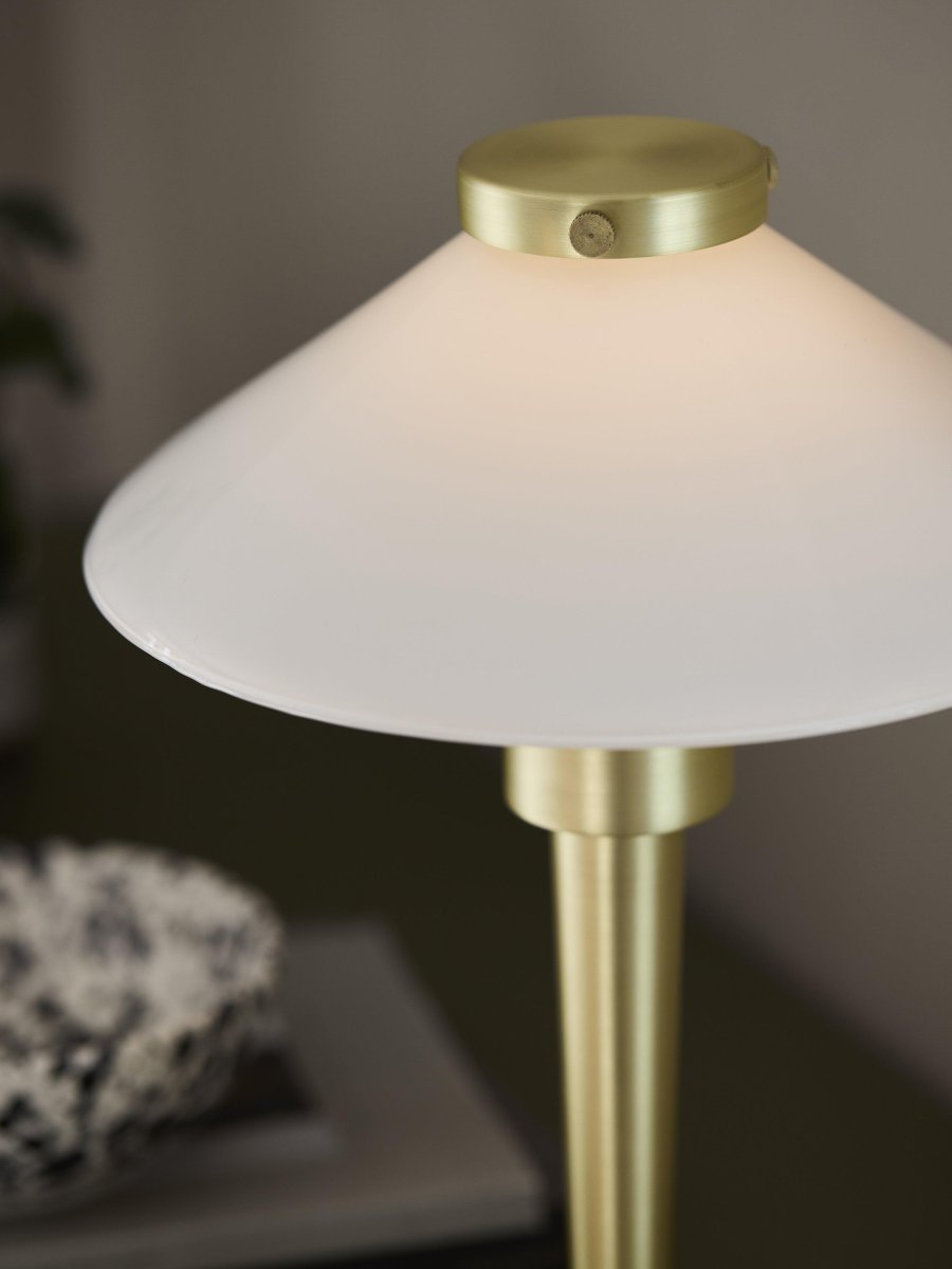 August 34cm Latón lámpara de mesa De PR Home - La fuente de luz está encerrada en un tubo de vidrio que difunde una hermosa luz dentro de la pantalla.