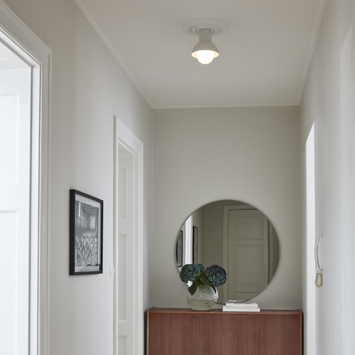 Down Ø20 Beige claro plafón De CO Bankeryd - Para que el dise&ntilde;o de la l&aacute;mpara se destaque de forma &oacute;ptima, recomendamos elegir una fuente de luz globo con un di&aacute;metro de 125 cm.