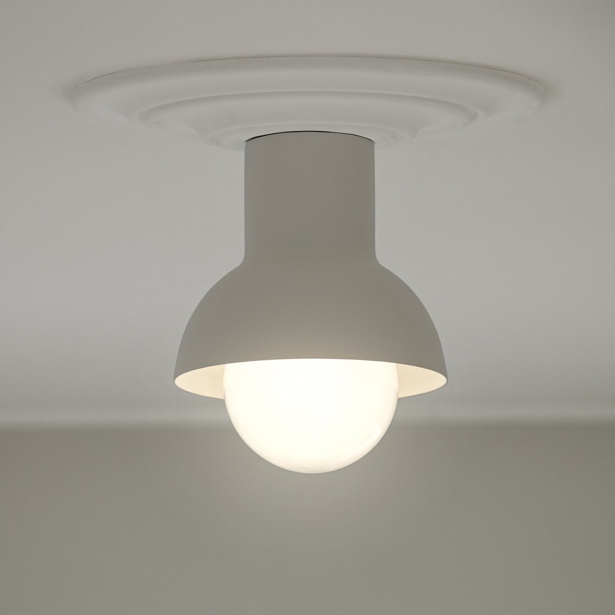 Down Ø20 Beige claro plafón De CO Bankeryd - Para que el dise&ntilde;o de la l&aacute;mpara se destaque de forma &oacute;ptima, recomendamos elegir una fuente de luz globo con un di&aacute;metro de 125 cm.