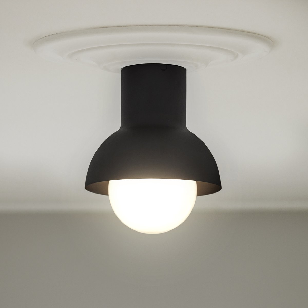 Down Ø20 Antracita plafón De CO Bankeryd - Para que el dise&ntilde;o de la l&aacute;mpara se destaque de forma &oacute;ptima, recomendamos elegir una fuente de luz globo con un di&aacute;metro de 125 cm.