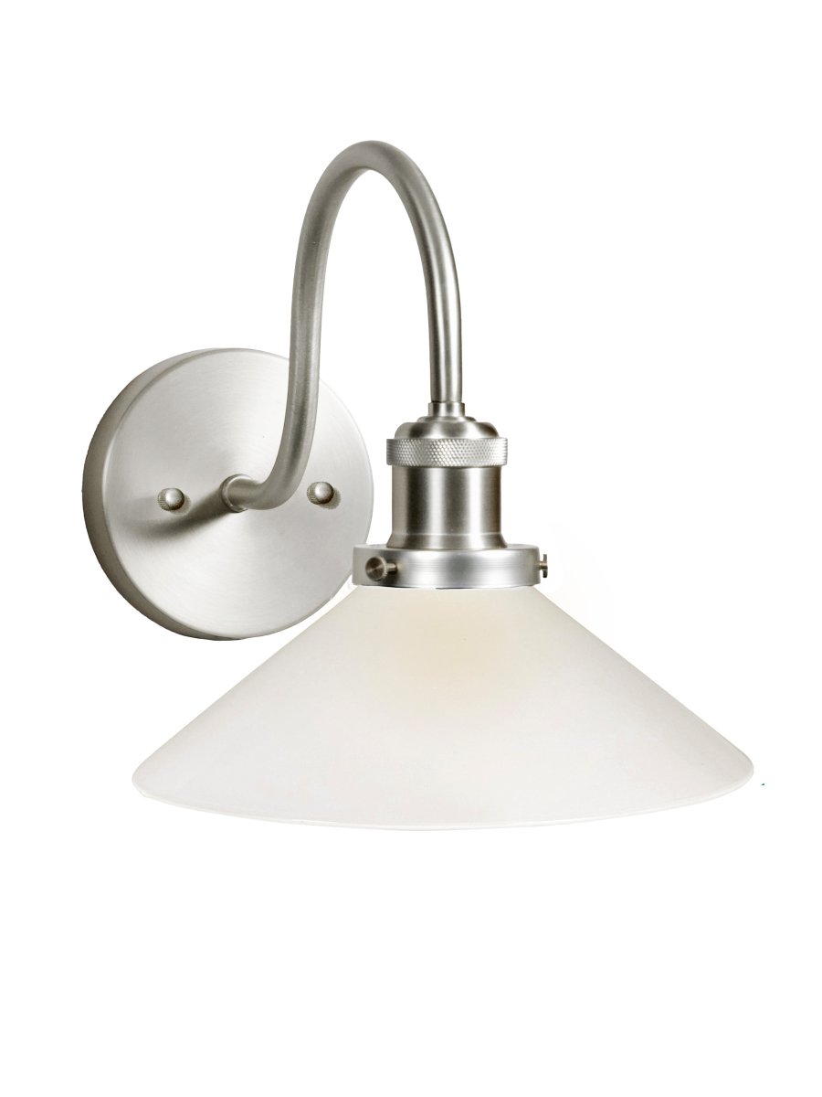 August 38cm Cromo/blanco lámpara de baño De PR Home - Este aplique de estilo zapatero fue dise&ntilde;ado espec&iacute;ficamente para ba&ntilde;os y cuenta con una elegante pantalla de vidrio de 25 cm de di&aacute;metro que difunde la luz de forma suave y uniforme.
