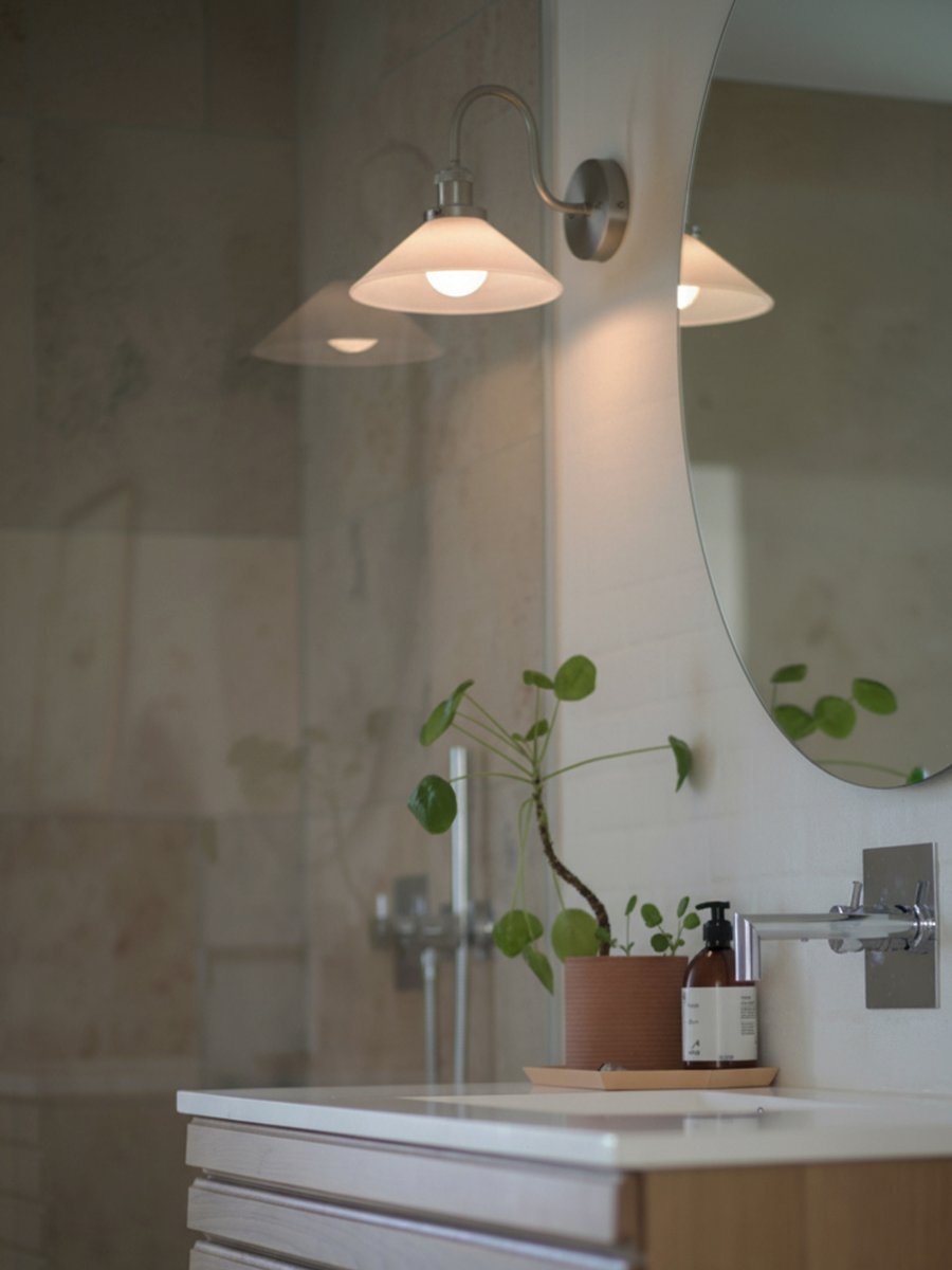 August 38cm Cromo/blanco lámpara de baño De PR Home - Este aplique de estilo zapatero fue dise&ntilde;ado espec&iacute;ficamente para ba&ntilde;os y cuenta con una elegante pantalla de vidrio de 25 cm de di&aacute;metro que difunde la luz de forma suave y uniforme.