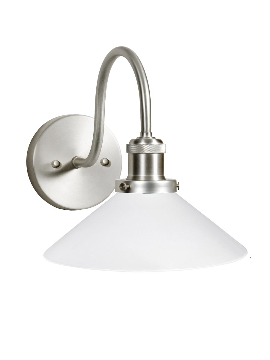 August 38cm Cromo/blanco lámpara de baño De PR Home - Este aplique de estilo zapatero fue dise&ntilde;ado espec&iacute;ficamente para ba&ntilde;os y cuenta con una elegante pantalla de vidrio de 25 cm de di&aacute;metro que difunde la luz de forma suave y uniforme.