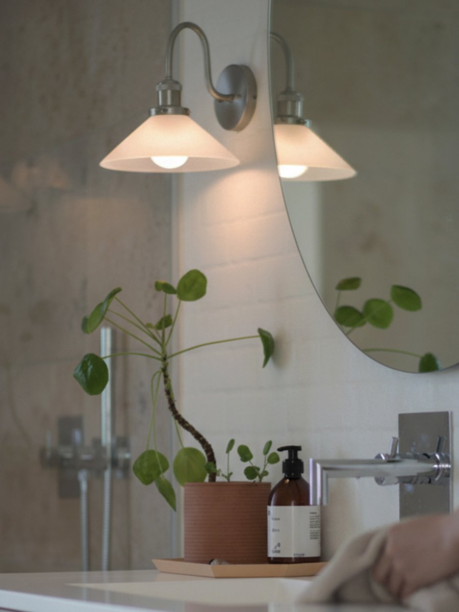 August 38cm Cromo/blanco lámpara de baño De PR Home - Este aplique de estilo zapatero fue dise&ntilde;ado espec&iacute;ficamente para ba&ntilde;os y cuenta con una elegante pantalla de vidrio de 25 cm de di&aacute;metro que difunde la luz de forma suave y uniforme.