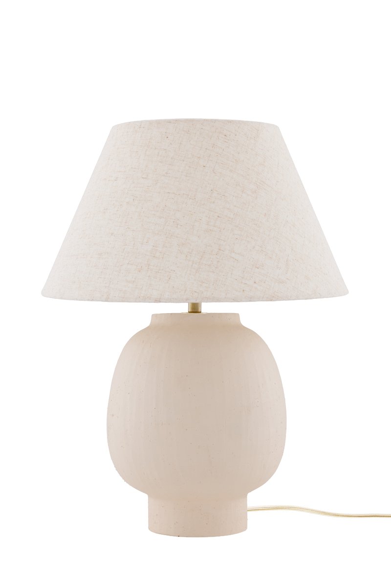 Lorenzo 46cm Beige lámpara de mesa De Globen Lighting - Su estructura artesanal le confiere un car&aacute;cter natural y vibrante, mientras que la pantalla de tela beige crea un ambiente suave y acogedor.