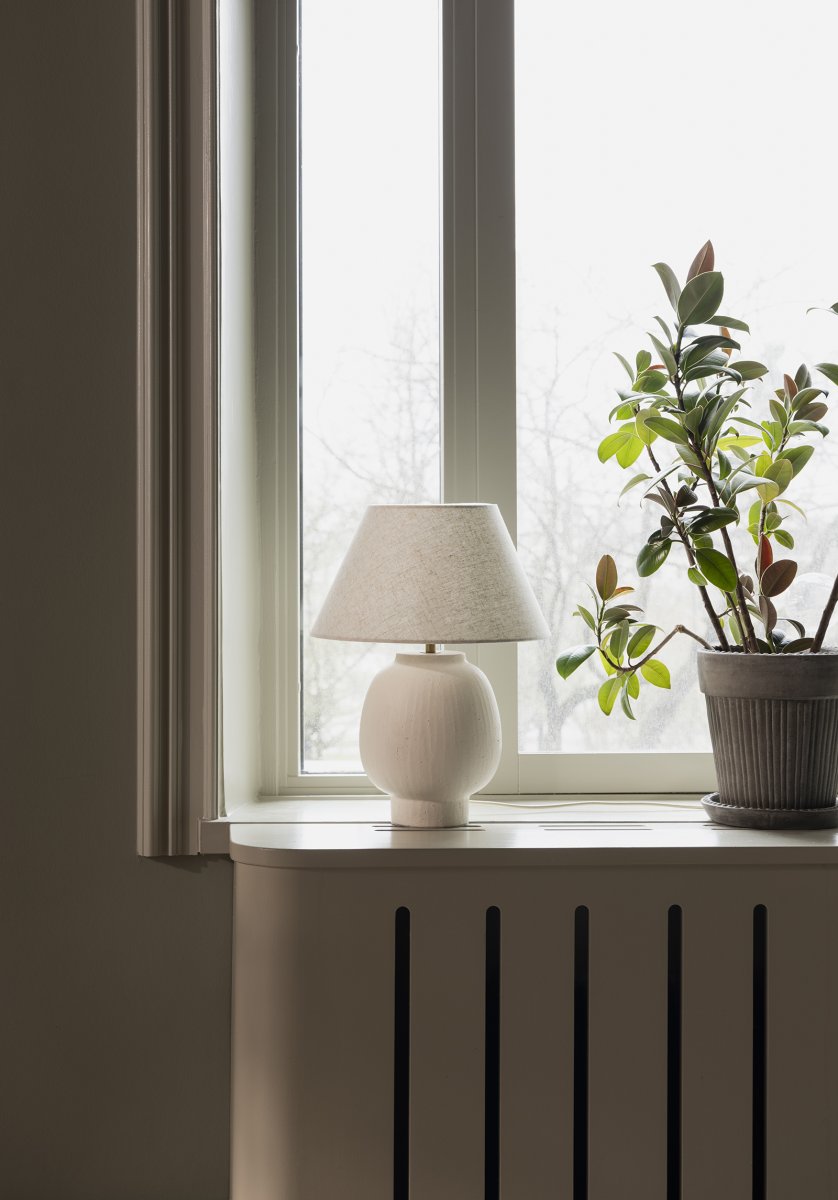 Lorenzo 46cm Beige lámpara de mesa De Globen Lighting - Su estructura artesanal le confiere un car&aacute;cter natural y vibrante, mientras que la pantalla de tela beige crea un ambiente suave y acogedor.