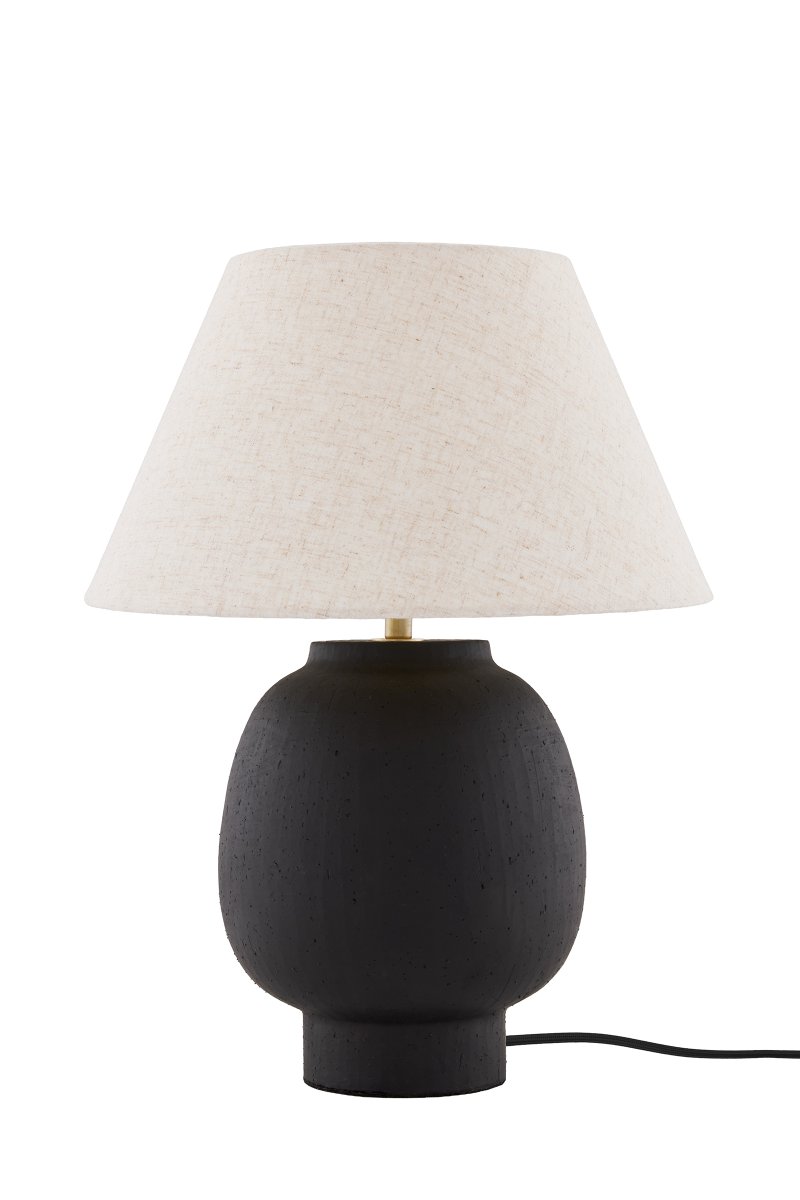 Lorenzo 46cm Negro lámpara de mesa De Globen Lighting - Lorenzo es una lámpara de mesa robusta y distintiva, fabricada en cerámica negra con un acabado mate y agradable al tacto.