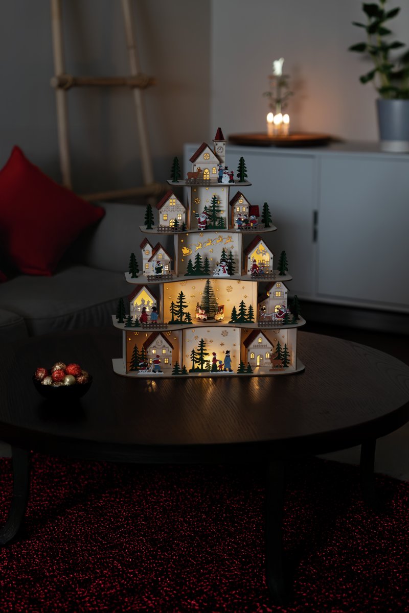 Pueblo navideño LED 48cm Madera De Konstsmide - El pueblo navide&ntilde;o funciona con 3 pilas AA (no incluidas) y cuenta con temporizador (6 horas encendido, 18 horas apagado, repetici&oacute;n), lo que lo hace pr&aacute;ctico y de bajo consumo.