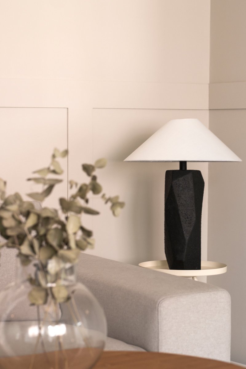 Massi 56cm Negro lámpara de mesa De Globen Lighting - La pantalla de algod&oacute;n blanco tiene un di&aacute;metro inferior de 40 cm, un di&aacute;metro superior de 5 cm y una altura de 14 cm.