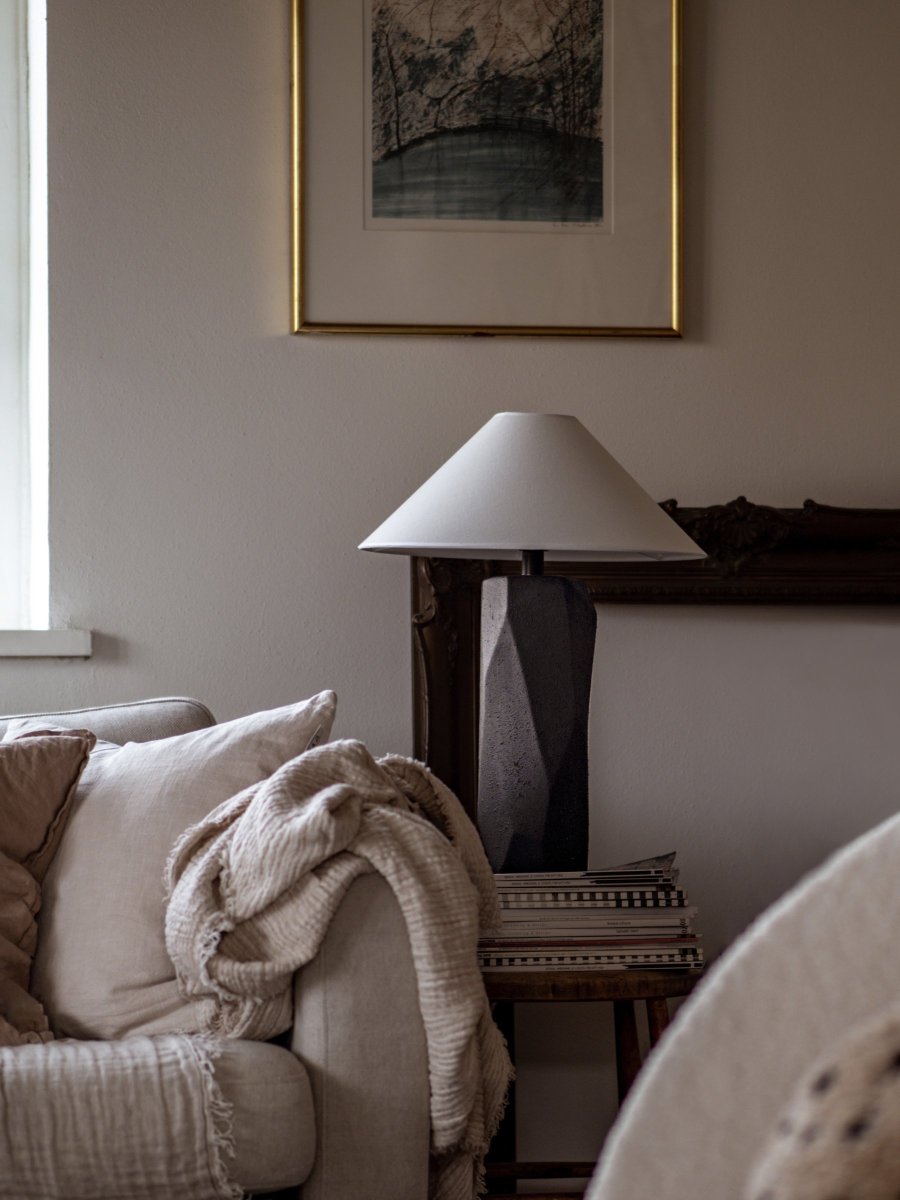 Massi 56cm Negro lámpara de mesa De Globen Lighting - La pantalla de algod&oacute;n blanco tiene un di&aacute;metro inferior de 40 cm, un di&aacute;metro superior de 5 cm y una altura de 14 cm.