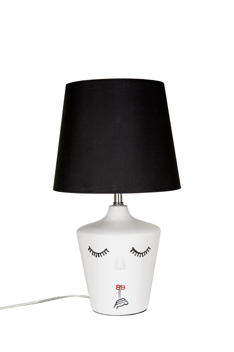 Nora 43cm Blanco lámpara de mesa De Globen Lighting - Una nariz de cer&aacute;mica hecha a mano sobresale de un lado.
