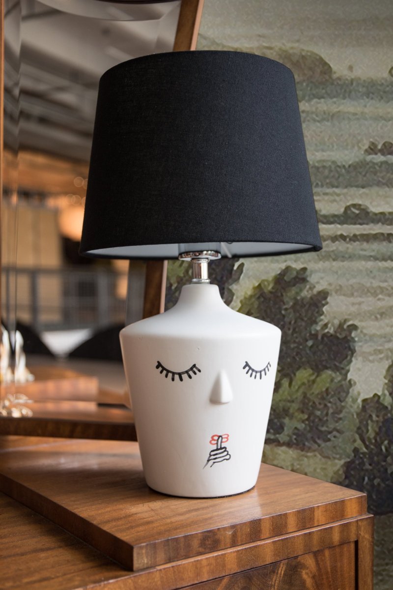 Nora 43cm Blanco lámpara de mesa De Globen Lighting - Una nariz de cer&aacute;mica hecha a mano sobresale de un lado.