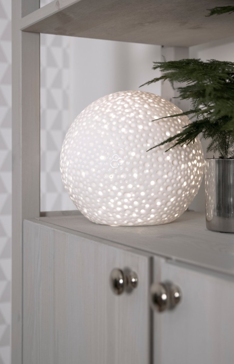 Moonlight 20cm Blanco lámpara de mesa De Globen Lighting - La superficie de esta lámpara de mesa un poco más moderna presenta agujeros perforados de diferentes tamaños, así como cráteres que recuerdan la apariencia de los hombres.