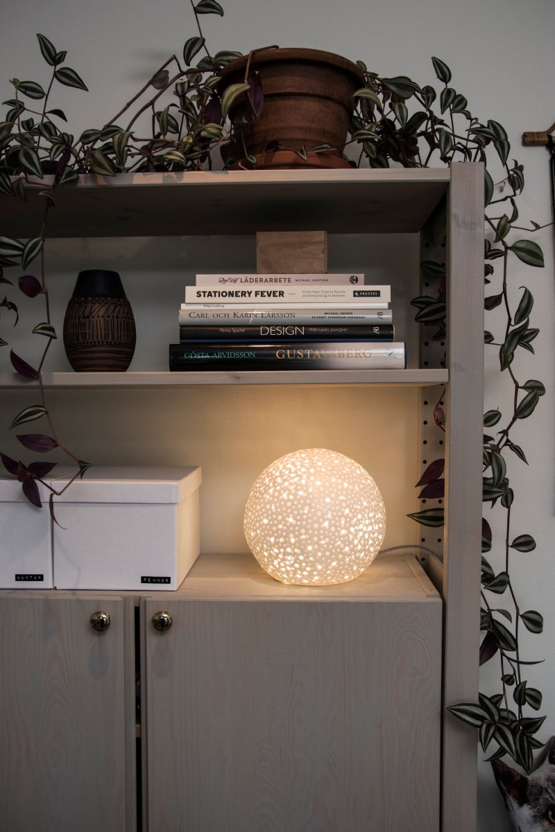 Moonlight 20cm Blanco lámpara de mesa De Globen Lighting - La superficie de esta lámpara de mesa un poco más moderna presenta agujeros perforados de diferentes tamaños, así como cráteres que recuerdan la apariencia de los hombres.