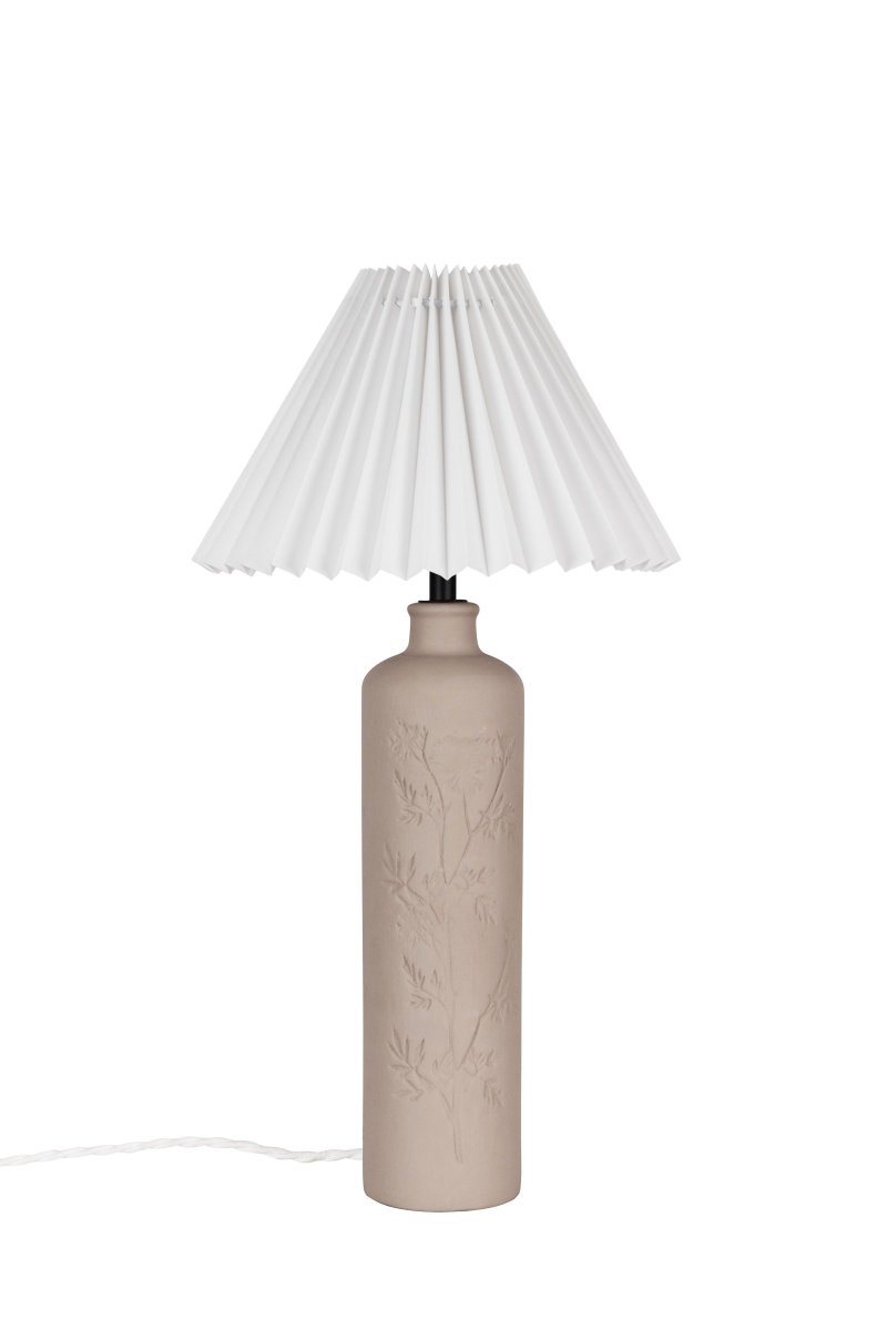 Flora 46cm Lodo lámpara de mesa De Globen Lighting - Como bello detalle, un dibujo de flor de endrino est&aacute; prensado en un lado de la base de la l&aacute;mpara, d&aacute;ndole un verdadero toque de artesan&iacute;a.