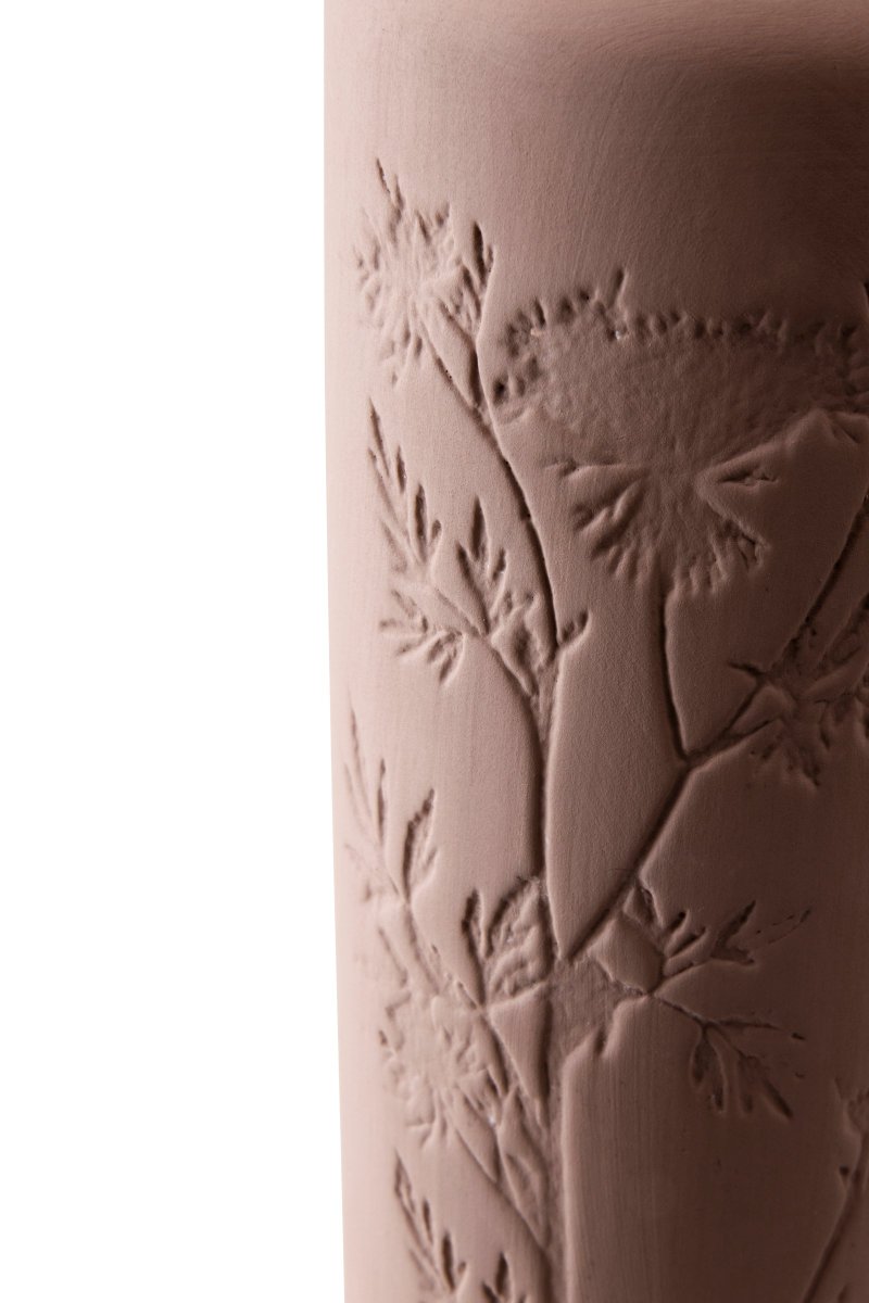 Flora 46cm Lodo lámpara de mesa De Globen Lighting - Como bello detalle, un dibujo de flor de endrino est&aacute; prensado en un lado de la base de la l&aacute;mpara, d&aacute;ndole un verdadero toque de artesan&iacute;a.