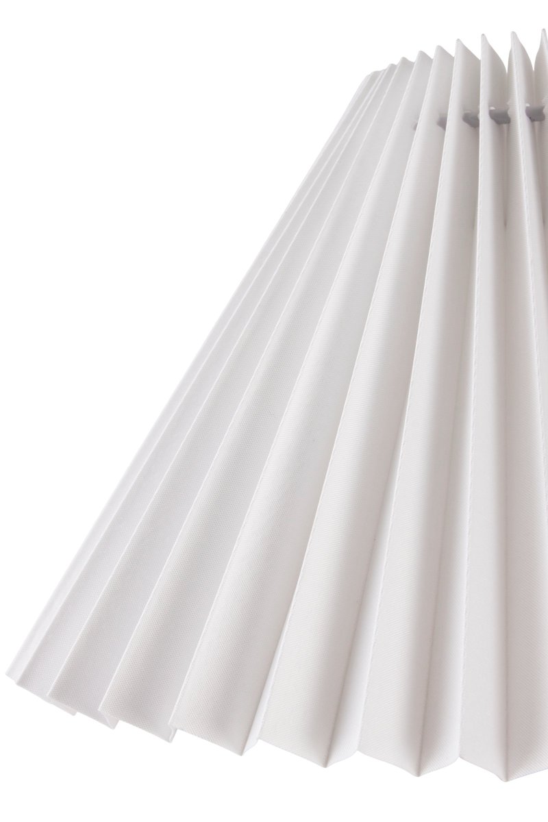 Flora 46cm Lodo lámpara de mesa De Globen Lighting - Como bello detalle, un dibujo de flor de endrino est&aacute; prensado en un lado de la base de la l&aacute;mpara, d&aacute;ndole un verdadero toque de artesan&iacute;a.