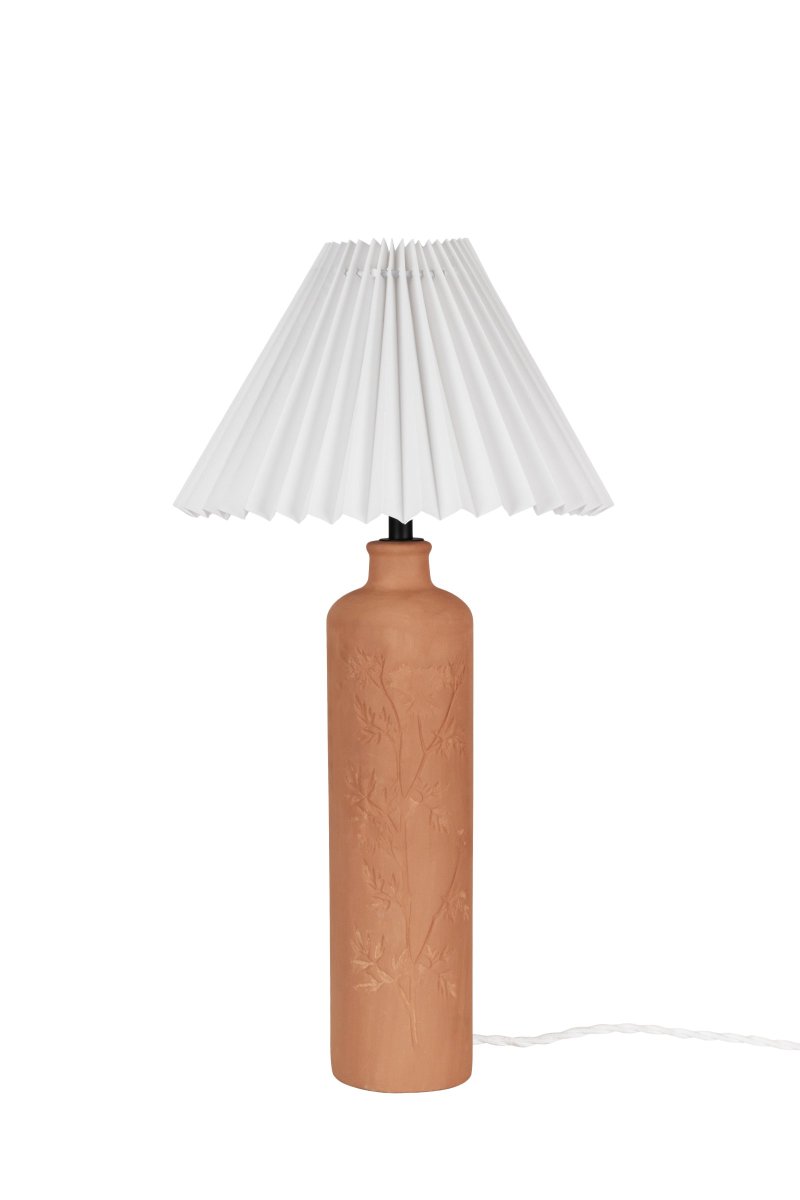 Flora 46cm Terracota lámpara de mesa De Globen Lighting - La base de la l&aacute;mpara est&aacute; hecha de cer&aacute;mica de color terracota y tiene una pantalla textil plisada de color crema.
