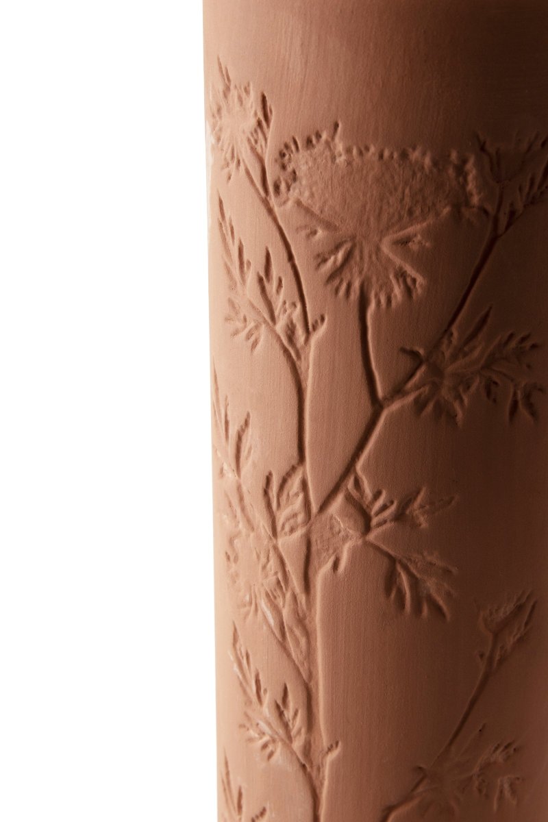 Flora 46cm Terracota lámpara de mesa De Globen Lighting - La base de la l&aacute;mpara est&aacute; hecha de cer&aacute;mica de color terracota y tiene una pantalla textil plisada de color crema.