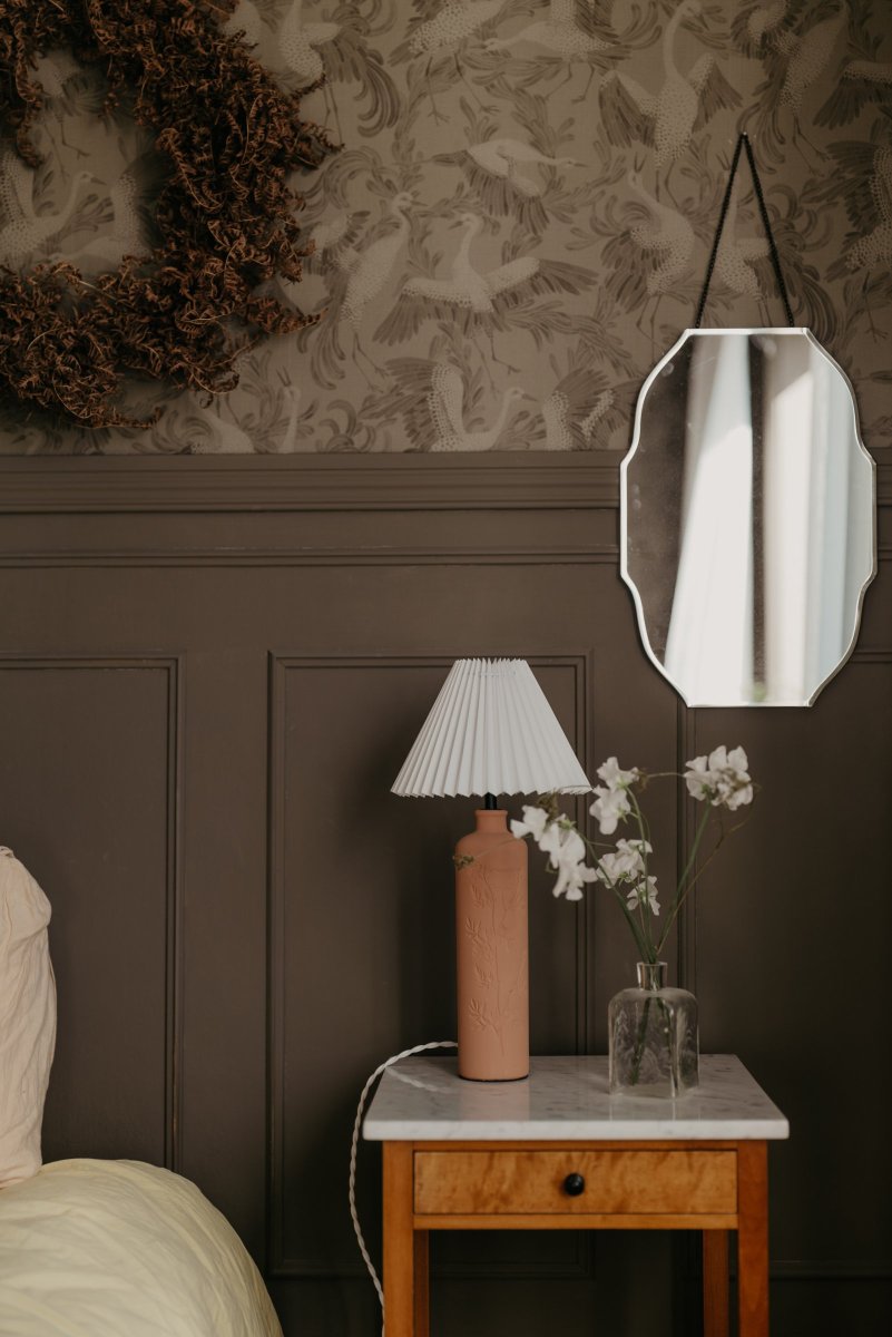 Flora 46cm Terracota lámpara de mesa De Globen Lighting - La base de la l&aacute;mpara est&aacute; hecha de cer&aacute;mica de color terracota y tiene una pantalla textil plisada de color crema.