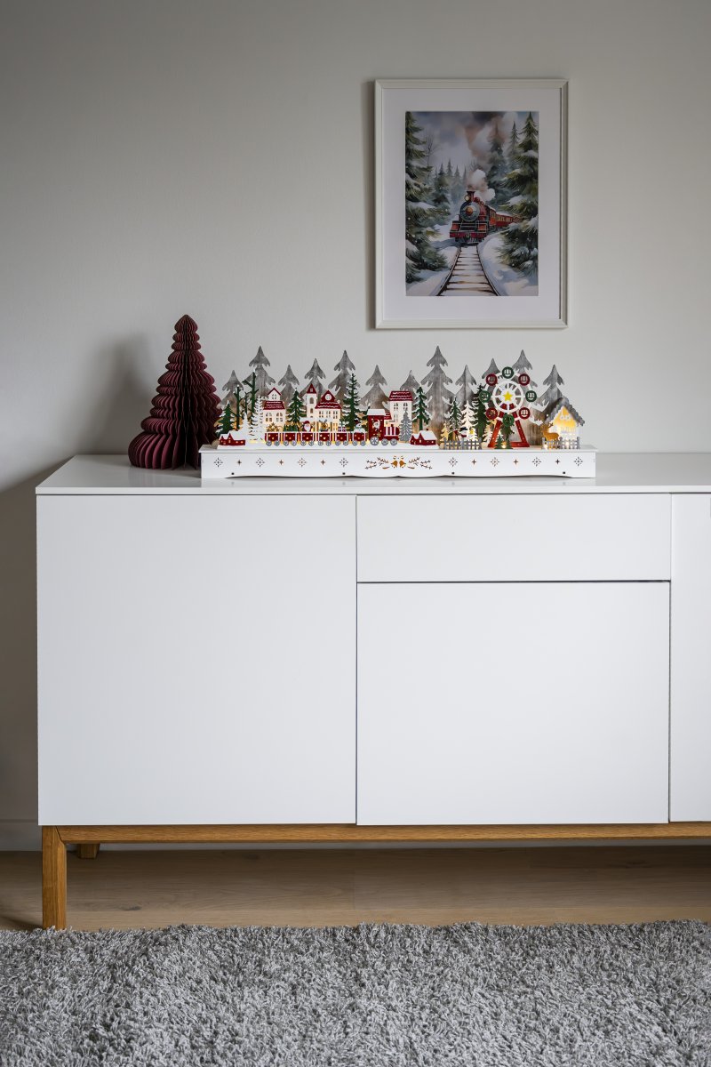 Aldea Navideña LED 25cm Multicolor De Konstsmide - La iluminaci&oacute;n LED integrada brilla maravillosamente en blanco c&aacute;lido y crea un ambiente acogedor en el hogar.