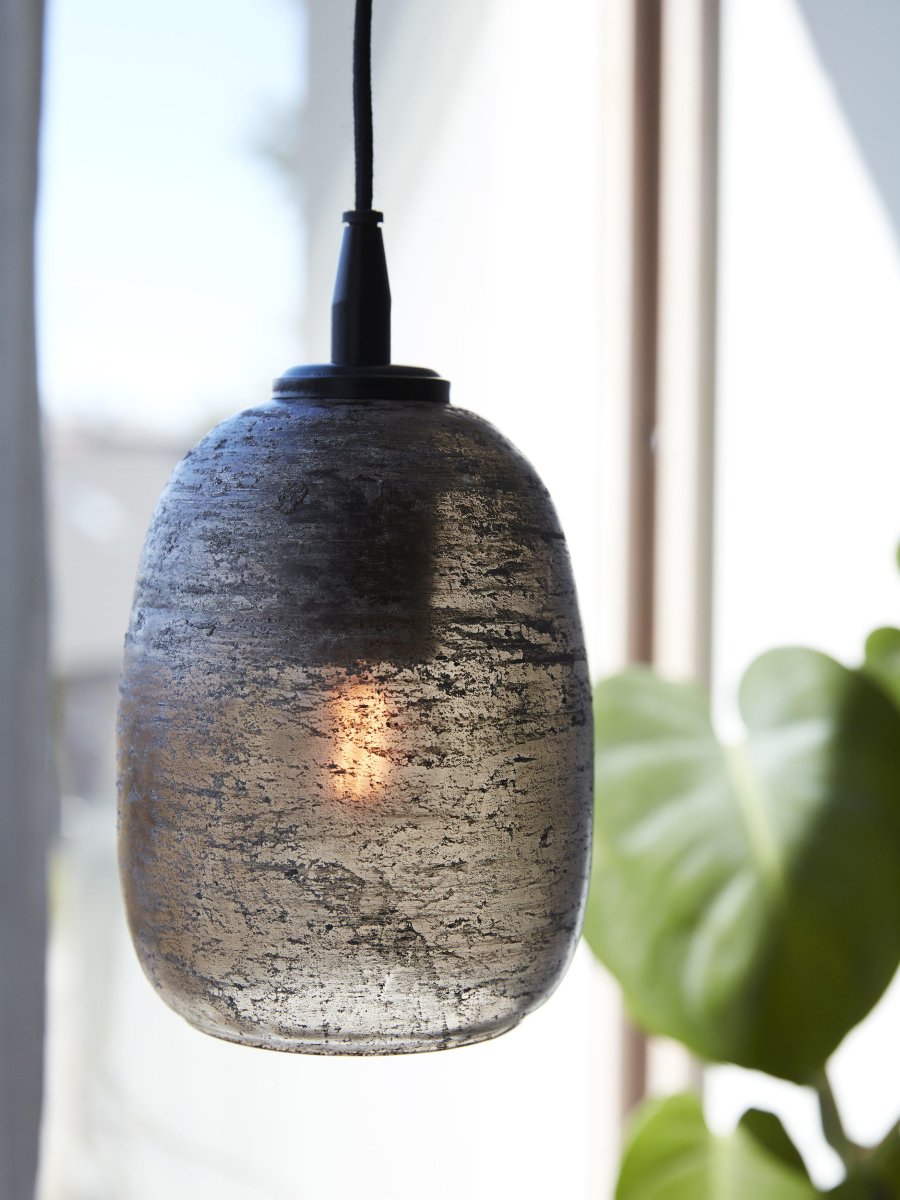 Jonna Ø12 Marrón lámpara de ventana De PR Home - Detalles metálicos en negro mate y cable textil negro de 3 metros de longitud con enchufe a pared.