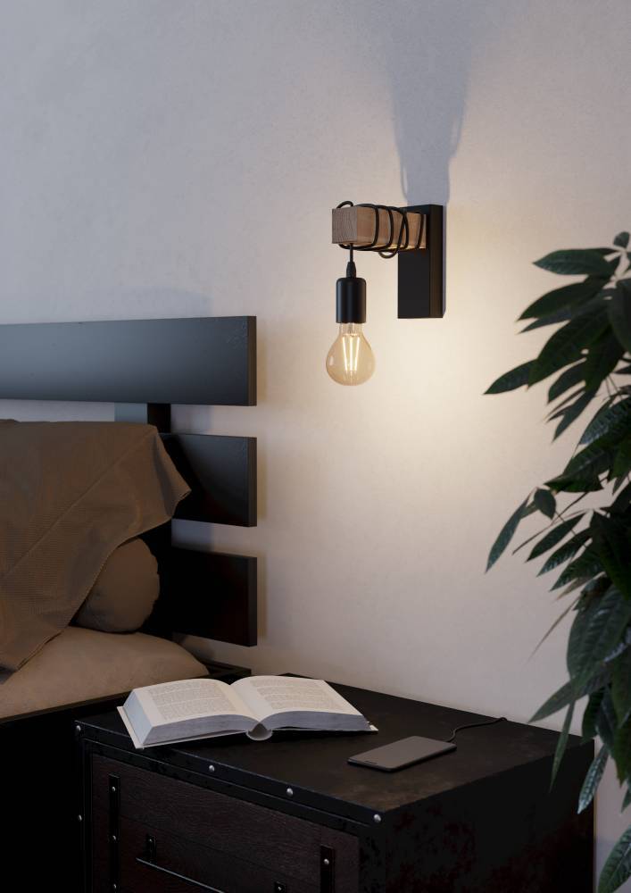 Townshend Negro lámpara de pared De Eglo - Los robustos detalles de madera y el cable expuesto le dan a la lámpara un toque rústico, mientras que la bombilla expuesta subraya el estilo industrial.