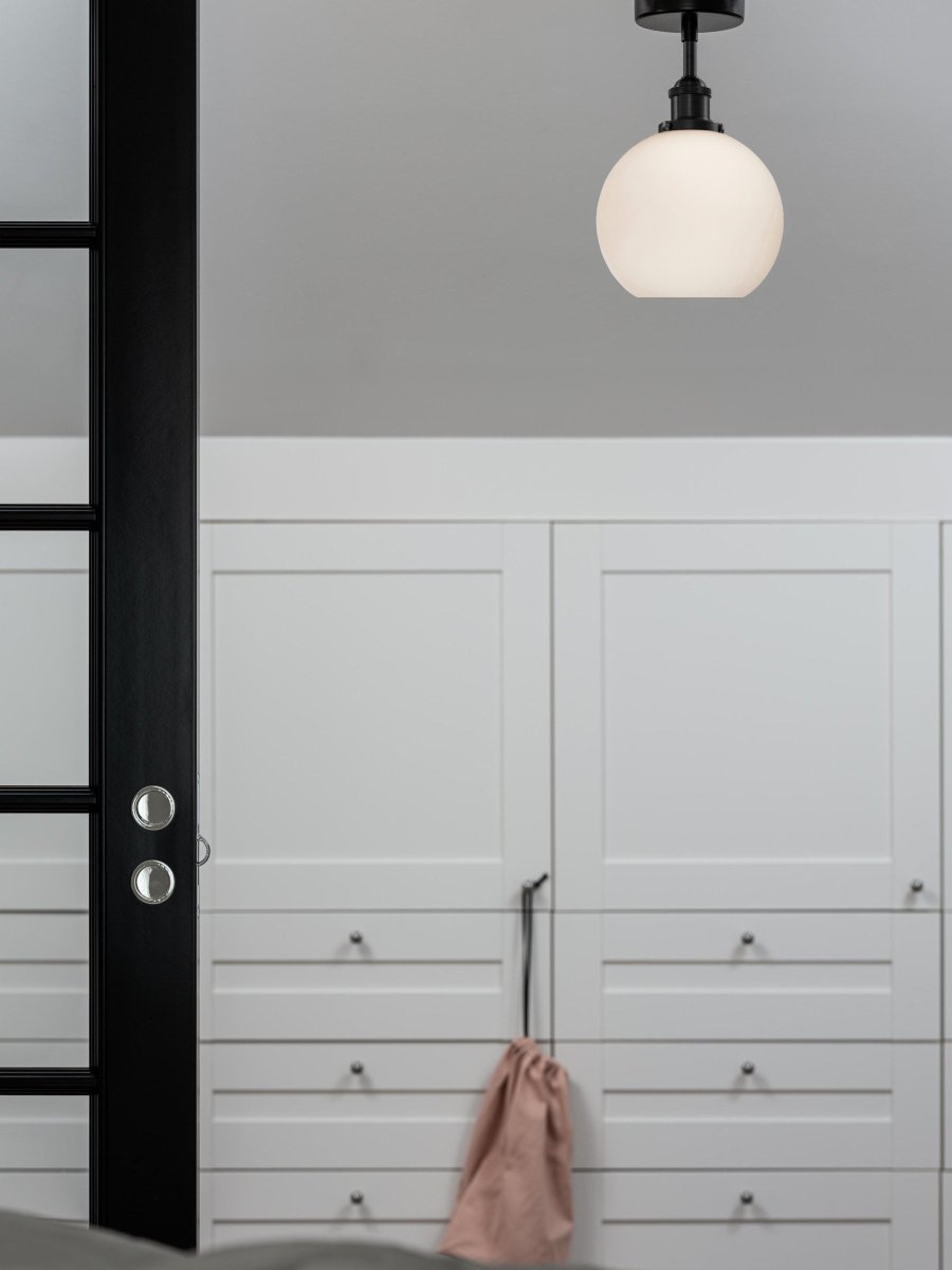 Omega Ø20 Blanco plafón De PR Home - Lámpara de techo con suspensión de gancho de diseño clásico y carcasa de cristal opalino y metal en acabado negro mate.