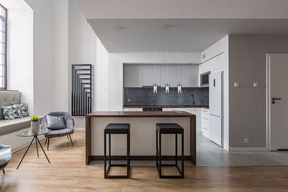 Duo 70cm Color humo Lámpas de techo De Searchlight - La lámpara colgante Duo en cromo con tres fuentes de luz y pantallas de cristal cilíndricas dobles proporciona a la cocina o al comedor una impresión moderna y elegante, perfectamente colocada encima de una isla de cocina.