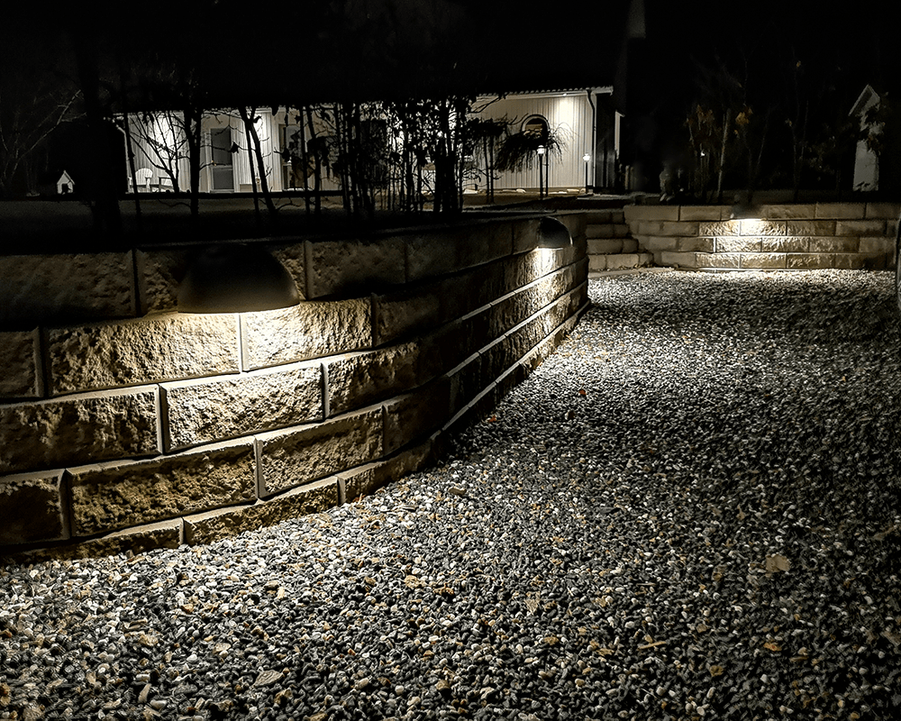 Uni Negro lámpara de exterior De Westal - Estructura de acero cromado y con recubrimiento de polvo.